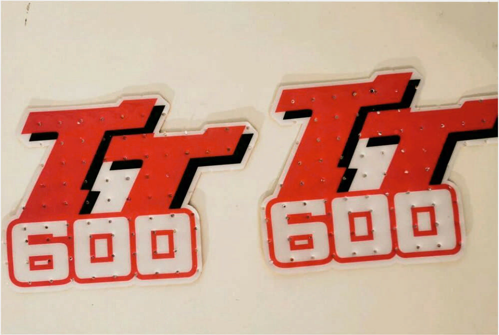 Tankaufkleber Replika Yamaha TT 600 1984 - 1992&nbsp; (1 Paar) perforiert